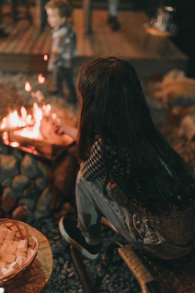 Niña disfruta de fogata con leña de encina